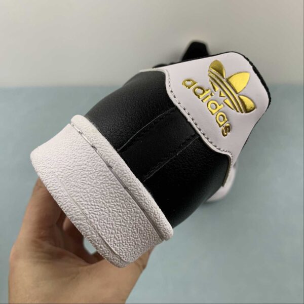adidas-superstar-negras-hombre-vista-detras