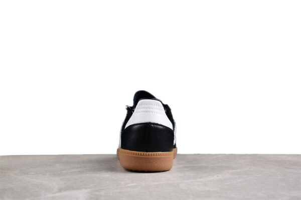 zapatillas-adidas-samba-negra-gum-vista-detras