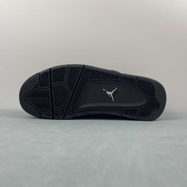 air-jordan-4-rm-black-cat-suela