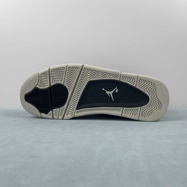 air-jordan-4-rm-black-light-bone-suela