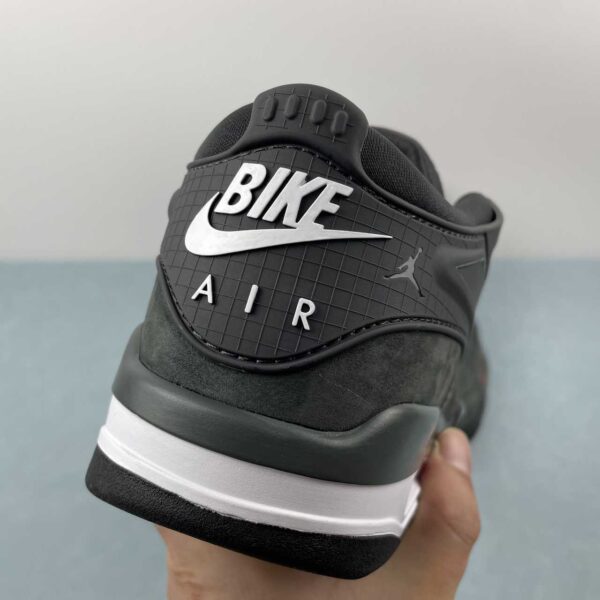 air-jordan-4-rm-driveway-grey-vista-detras
