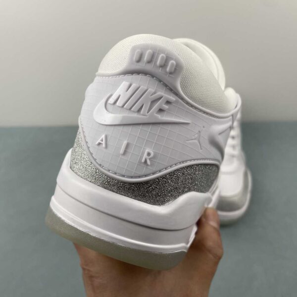 air-jordan-4-rm-white-metallic-silver-vista-detras