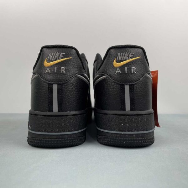 nike-air-force-1-07-low-negras-doradas-vista-detras