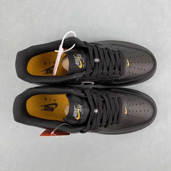 nike-air-force-1-07-low-negras-doradas-vista-frontal