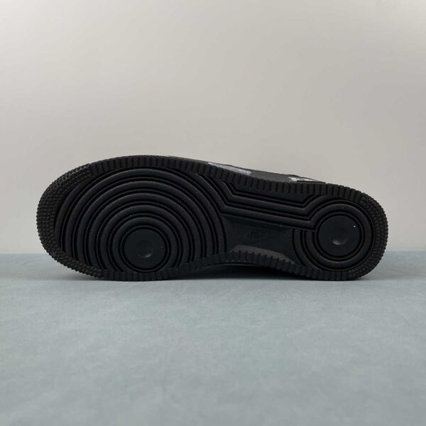 nike-air-force-1-low-mca-off-negras-suela