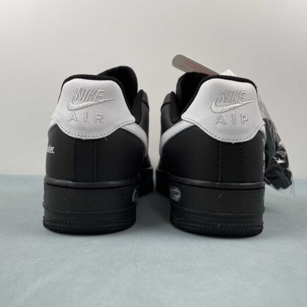 nike-air-force-1-low-mca-off-negras-vista-detras