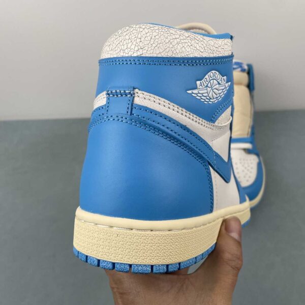 zapatilla-air-jordan-1-retro-high-celeste-unc-reimagined-vista-detras