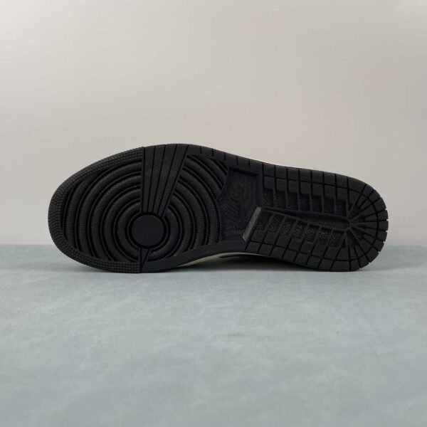 zapatillas-air-jordan-1-low-milk-black-suela