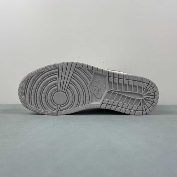 zapatillas-air-jordan-1-low-neutral-suela