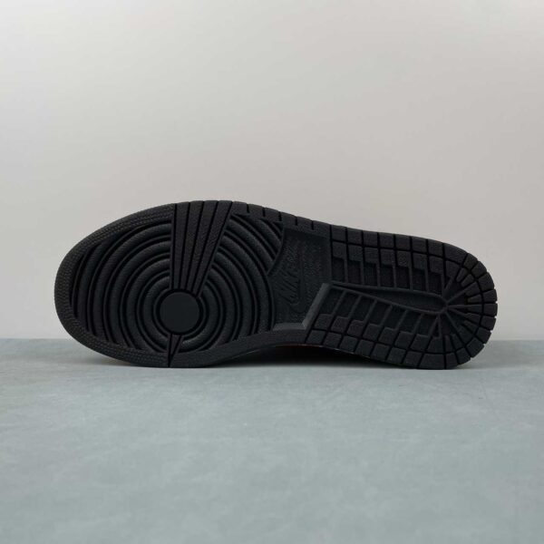 zapatillas-air-jordan-1-low-rojo-y-negro-suela