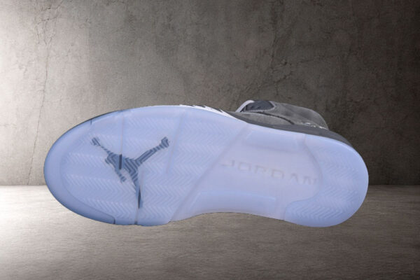 air-jordan-5-retro-wolf-grey-suela