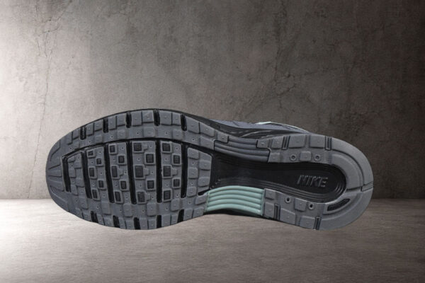 nike-p-6000-anthracite-iron-suela