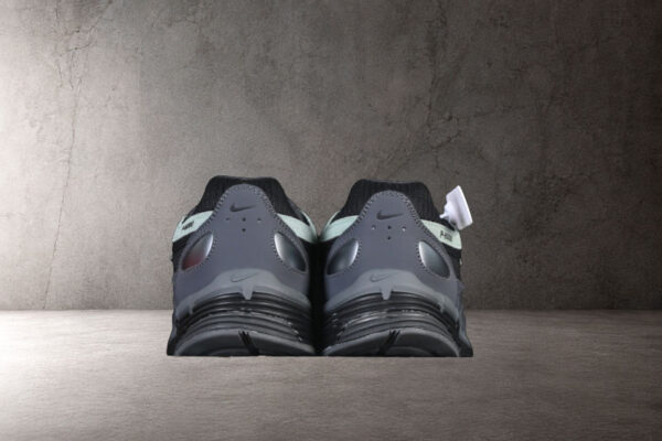 nike-p-6000-anthracite-iron-vista-detras