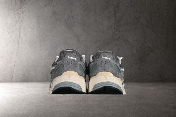 nike-p-6000-flat-pewter-vista-detras