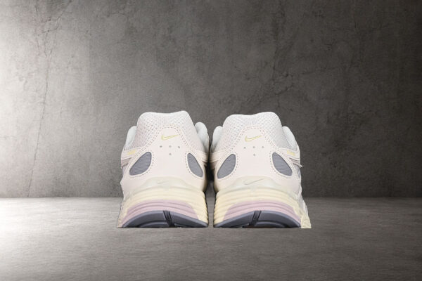 nike-p-6000-hueso-claro-gris-vista-detras