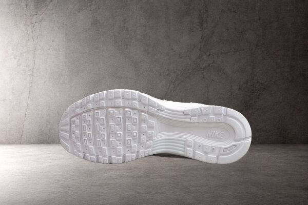 nike-p-6000-negro-y-blanco-suela