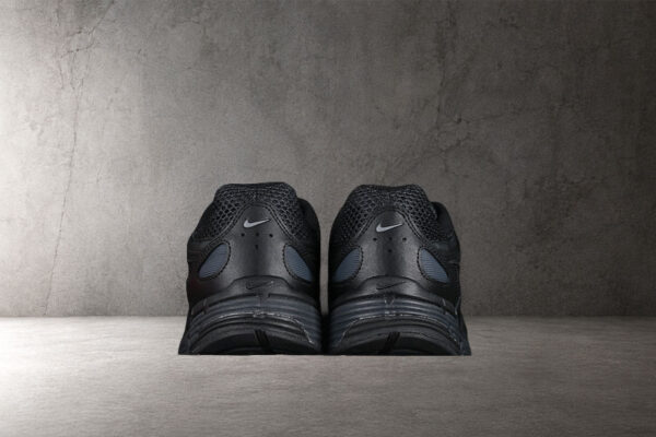 nike-p-6000-triple-black-vista-detras