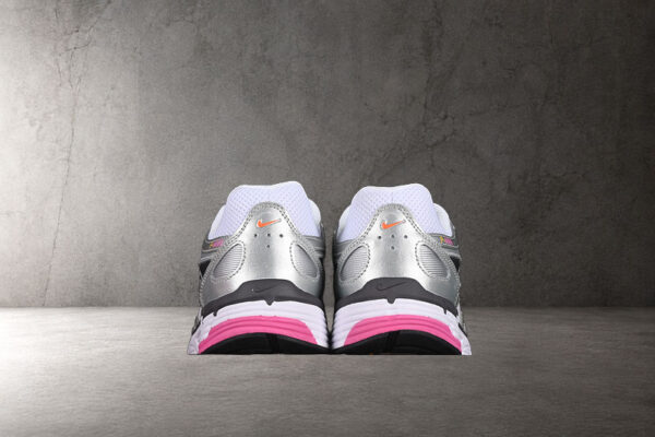 nike-p-6000-white-laser-fuchsia-metallic-platinum-vista-detras