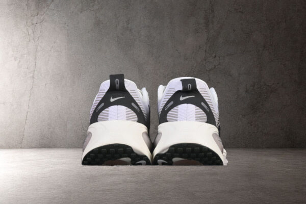 nike-vomero-18-plus-run-pack-vista-detras