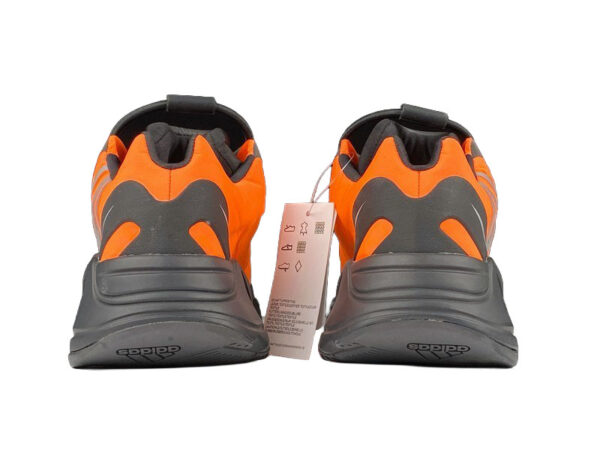 zapatillas-adidas-yeezy-700-mnvn-naranja-vista-detras