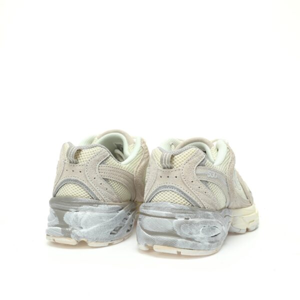zapatillas-new-balance-530-beige-gris-vista-detras