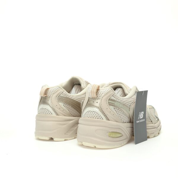 zapatillas-new-balance-530-beige-vista-detras