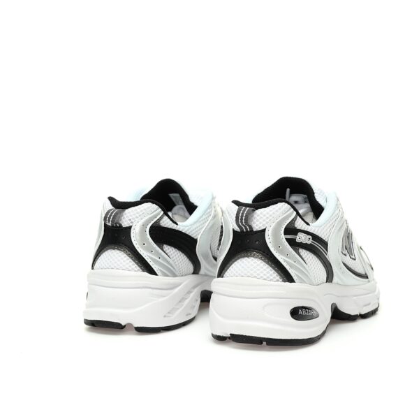 zapatillas-new-balance-530-blanca-plateada-vista-detras