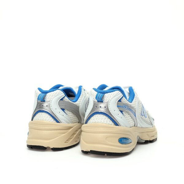 zapatillas-new-balance-530-blancas-azul-vista-detras