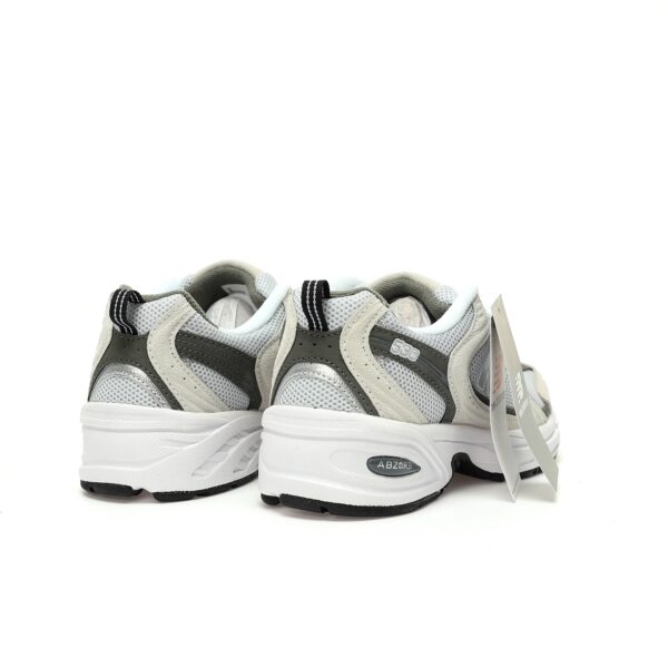 zapatillas-new-balance-530-blancas-grises-vista-detras