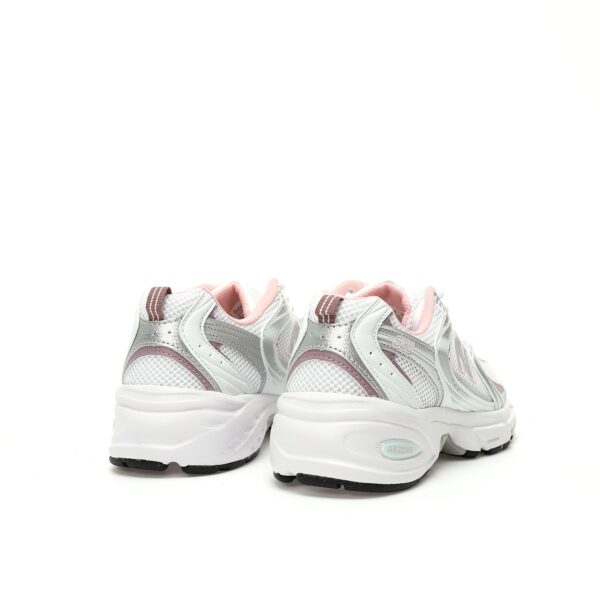 zapatillas-new-balance-530-blanco-plata-rosa-vista-detras