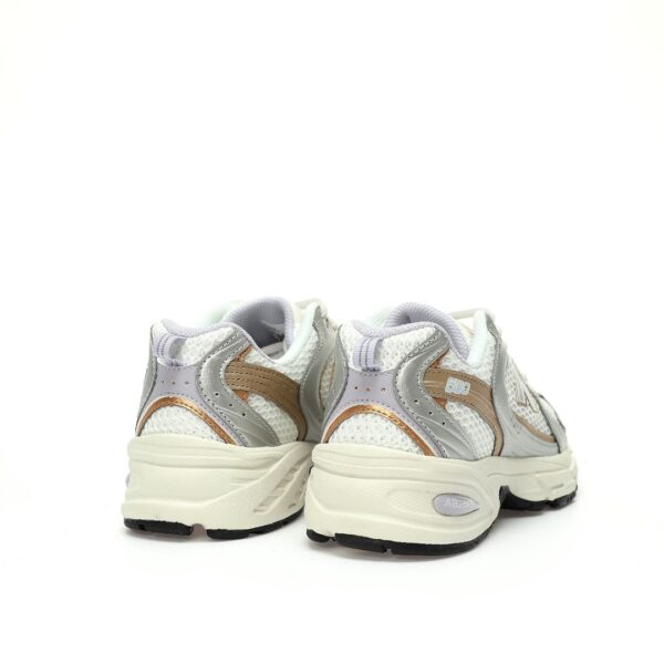 zapatillas-new-balance-530-blanco-plateado-dorado-vista-detras