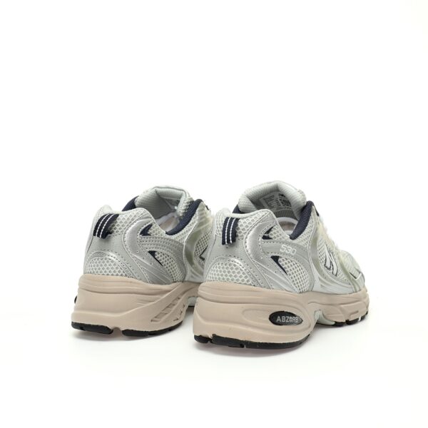 zapatillas-new-balance-530-gris-plata-vista-detras