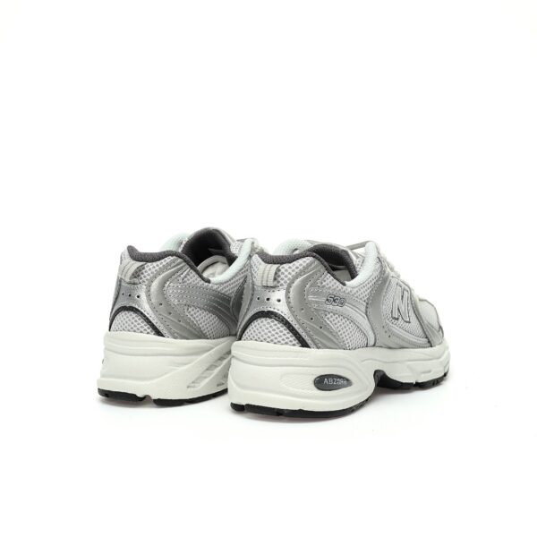 zapatillas-new-balance-530-gris-vista-detras