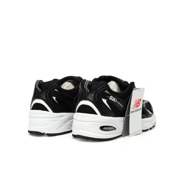 zapatillas-new-balance-530-negras-blancas-vista-detras