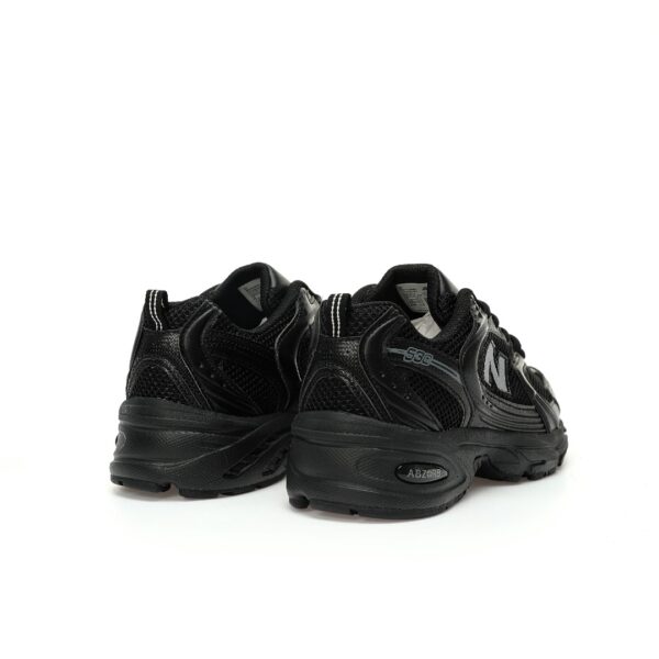 zapatillas-new-balance-530-negras-vista-detras