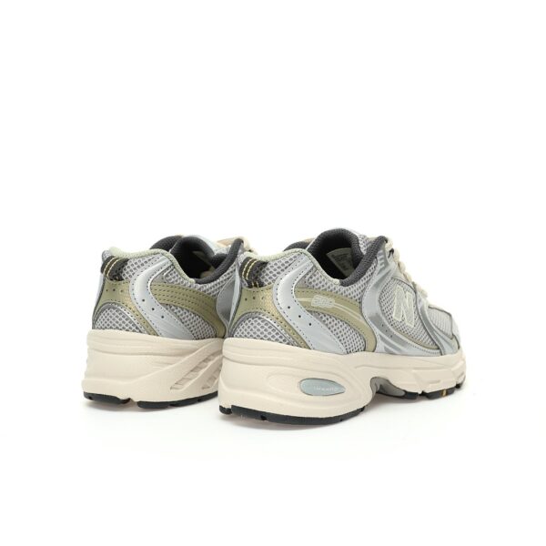 zapatillas-new-balance-530-plata-caqui-vista-detras