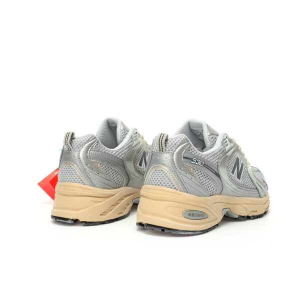 zapatillas-new-balance-530-plateadas-beige-vista-lateral