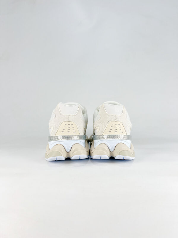 zapatillas-new-balance-9060-crema-vista-detras