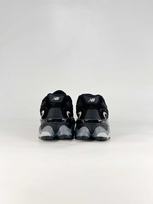 zapatillas-new-balance-9060-negras-grises-vista-detras