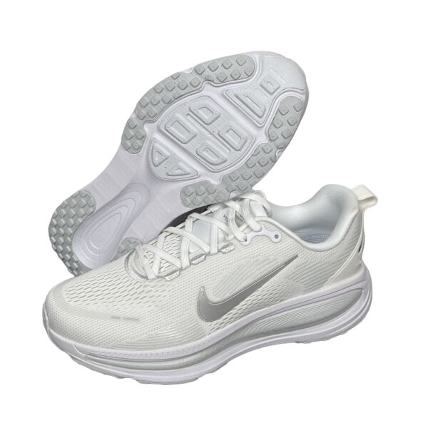 zapatillas-nike-vomero-18-blanco-metalico-vista-detras-lateral-izquierdo