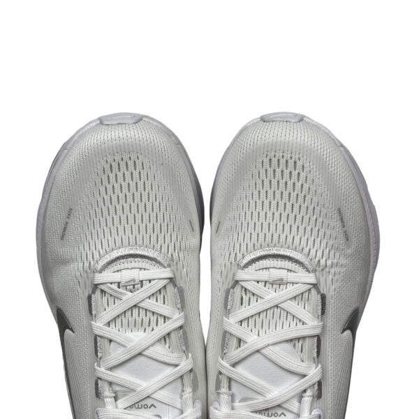 zapatillas-nike-vomero-18-blanco-metalico-vista-frontal