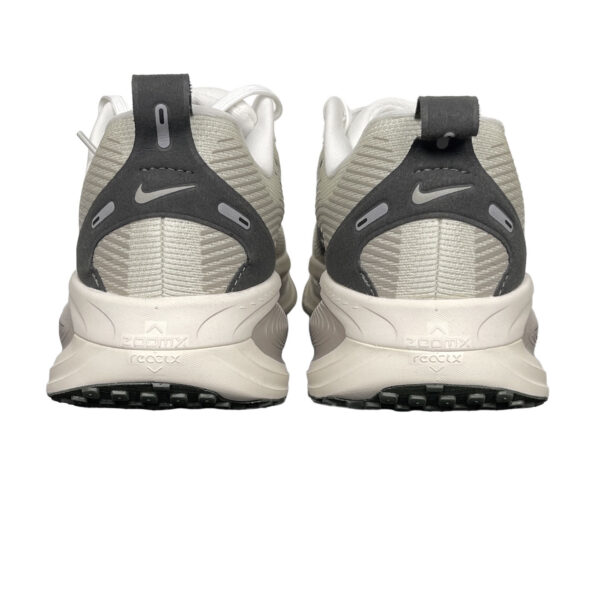 zapatillas-nike-vomero-18-blanco-vista-detras