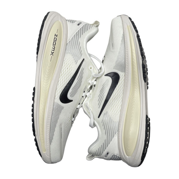 zapatillas-nike-vomero-18-coconut-lateral