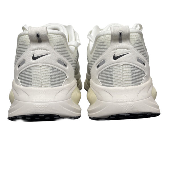 zapatillas-nike-vomero-18-coconut-vista-detras