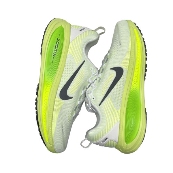 zapatillas-nike-vomero-18-electrico-lateral