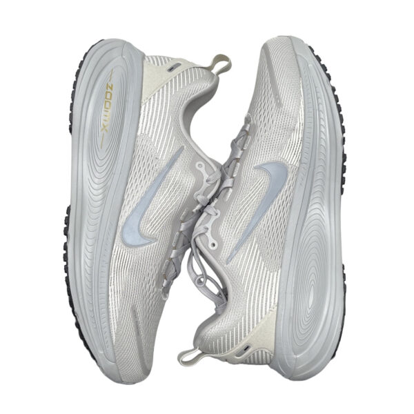 zapatillas-nike-vomero-18-gris-lateral