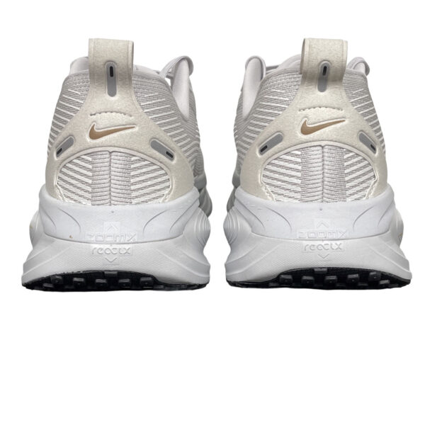 zapatillas-nike-vomero-18-gris-vista-detras