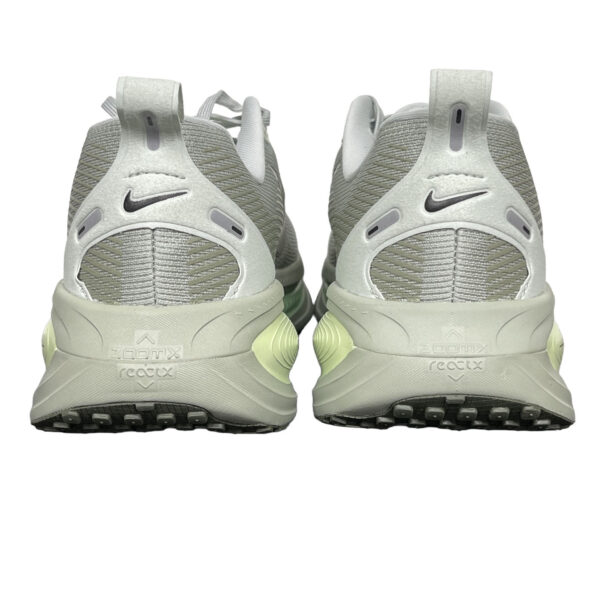 zapatillas-nike-vomero-18-gris-volt-vista-detras