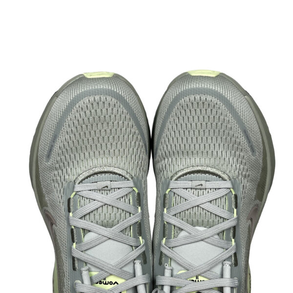 zapatillas-nike-vomero-18-gris-volt-vista-frontal