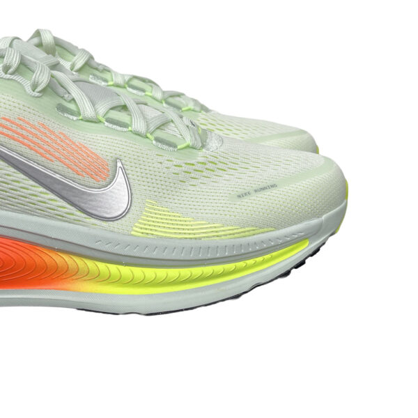 zapatillas-nike-vomero-18-menta-punta